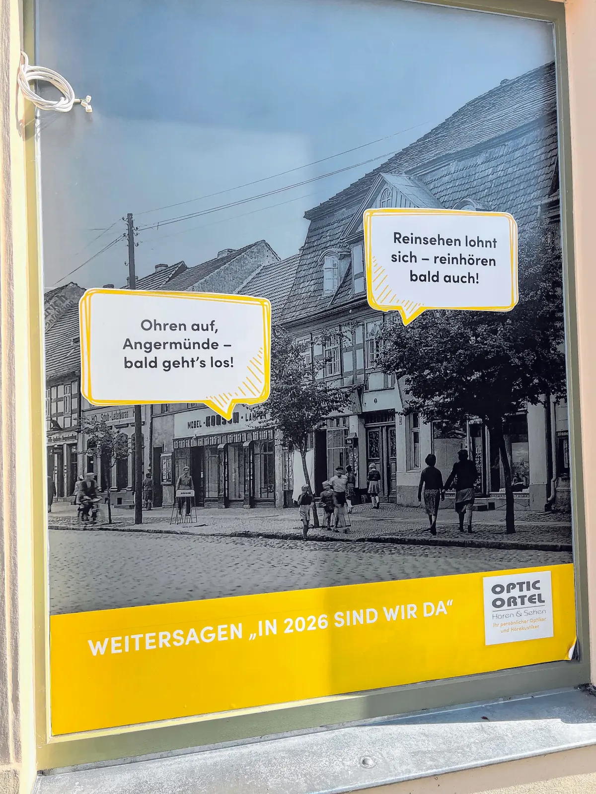 Reminiszenz an den Standort: die verhüllten Schaufenster des neuen Ladens mit historischen Bildern