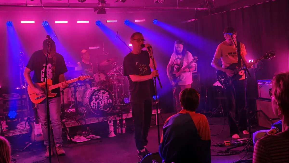 Für den Erhalt des Fürstenwalder Parkclubs: Dafür kam die ehemalige Fürstenwalder Band Stirn am 30. April 2026 nur für eine Nacht an den Ort zusammen, wo für sie Mitte der 90er-Jahre alles begann: Im Parkclub. Die Punkrocker spielten vor ausverkauftem Haus ein Soli-Konzert für den Erhalt des Parkclubs und wurde frenetisch gefeiert.