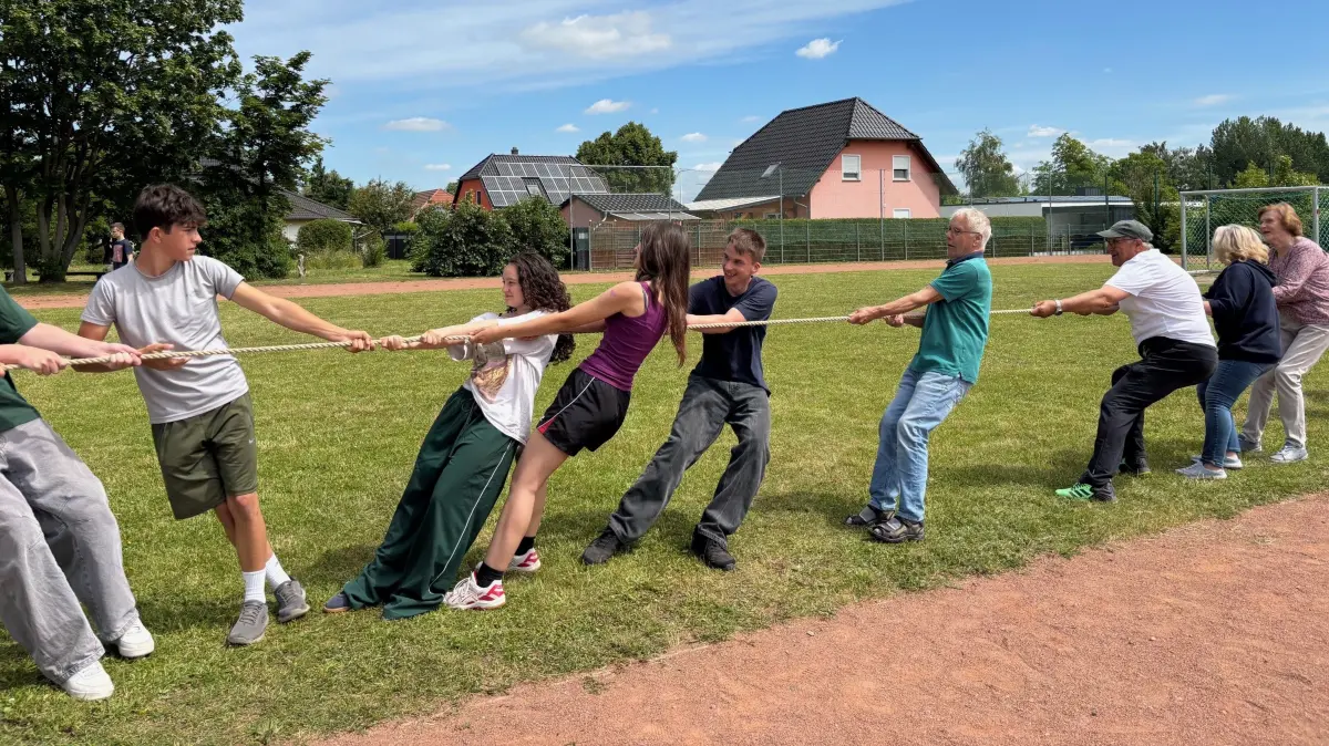 Alle an einem Strang: Schüler der Freien Schule Angermünde und Senioren der Stadt messen ihre Kräfte beim Tauziehen auf dem Sportplatz. Die Generationen wollen sich besser kennenlernen und wissen, was sie voneinander halten.