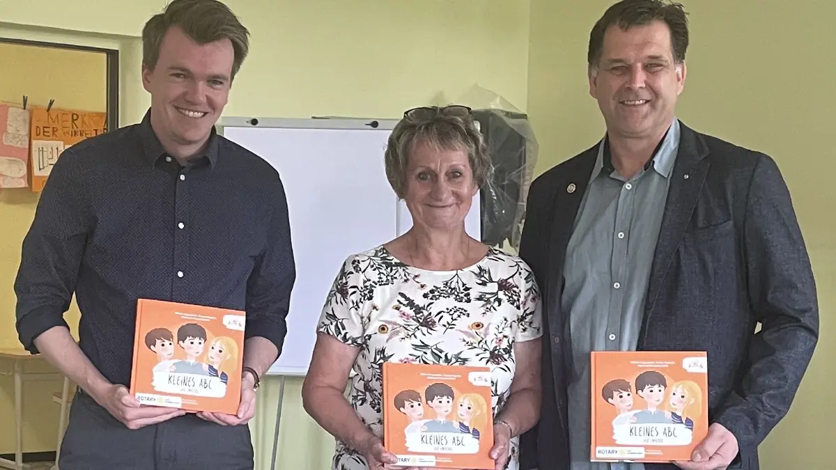 Die Sanierungsarbeiten in der Grundschule Gartz sind weit fortgeschritten. Zudem erhält die Schule eine Buchspende vom Rotary Club Schwedt. Bürgermeister Luca Piwodda, Schulleiterin Birgit Venzke und Tibor Bigelmann (Rotary Club Schwedt) in den frisch sanierten Schulräumen.