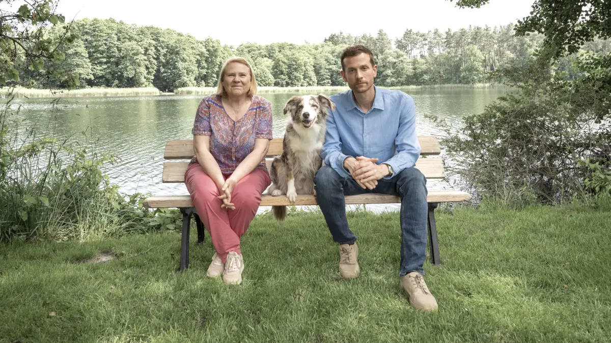 Helga Winter (links, gespielt von Hildegard Schroeter) und ihr Filmsohn Paul Winter (Christoph Schechinger) in Biesenthal. Der heimliche Star der ARD-Serie heißt jedoch Honna und sitzt in der Mitte. Zwei neue Folgen werden momentan gedreht.