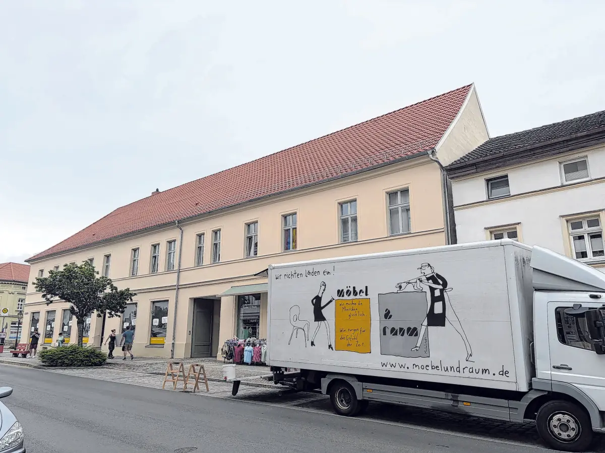Sichtbares Zeichen des Umzugs: In den vergangenen Wochen rückten professionelle Ladenbauer an, die das neue Domizil herrichteten.