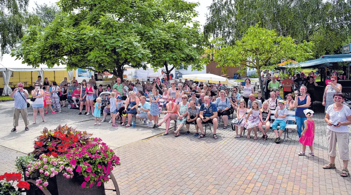 Blumenfeste haben in Manschnow eine lange Tradition. Seit Jahren - hier ein Foto von 2019 - finden sich zu diesem Ereignis viele Besucherinnen und Besucher aus nah und fern ein.