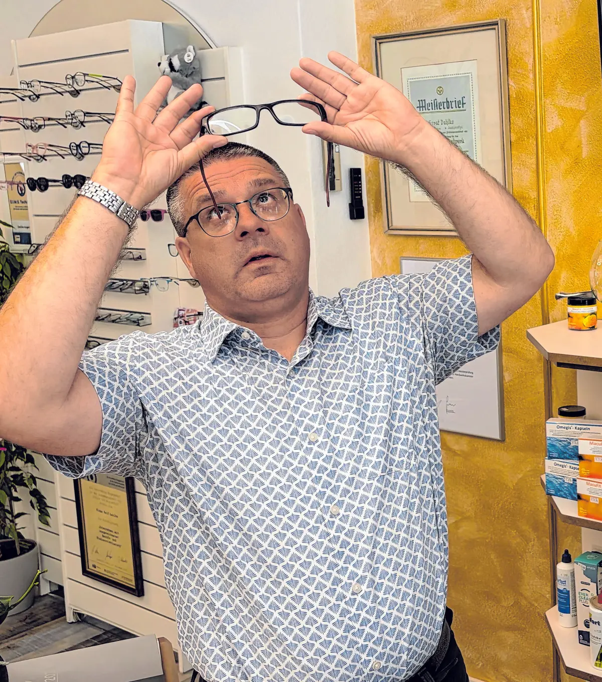 Auf der Suche: Ralf Dahlke schaut nach den Gravuren der Gleitsichtgläser der Brille.