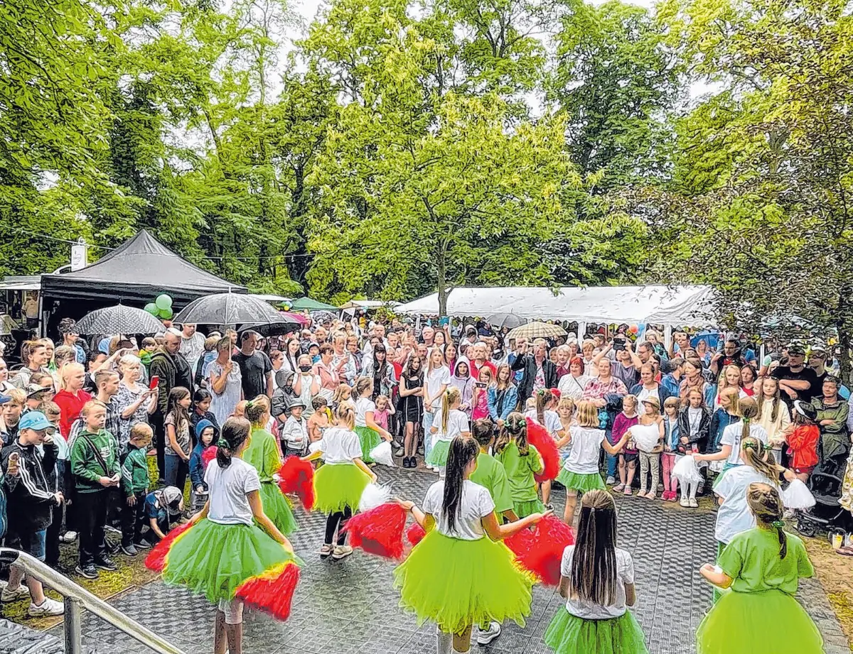 Große Bühne für kleine Stars: Vor den neugierigen Blicken der Besucher dürfen viele Nachwuchskünstler ihr Können unter Beweis stellen.