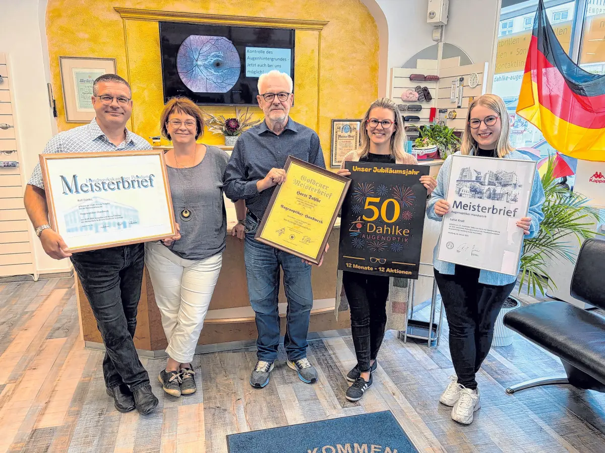 Das Dahlke-Team - von links: Augenoptikermeister Ralf Dahlke, Mandy Dahlke (Buchhaltung und Verkauf), Augenoptikermeister Horst Dahlke (Rentner und Firmengründer), Lisa Altmann (Augenoptiker-Gesellin, Werkstatt und Verkauf) sowie Augenoptikermeisterin Luise Kroll (Verkauf und Kontaktlinsen)