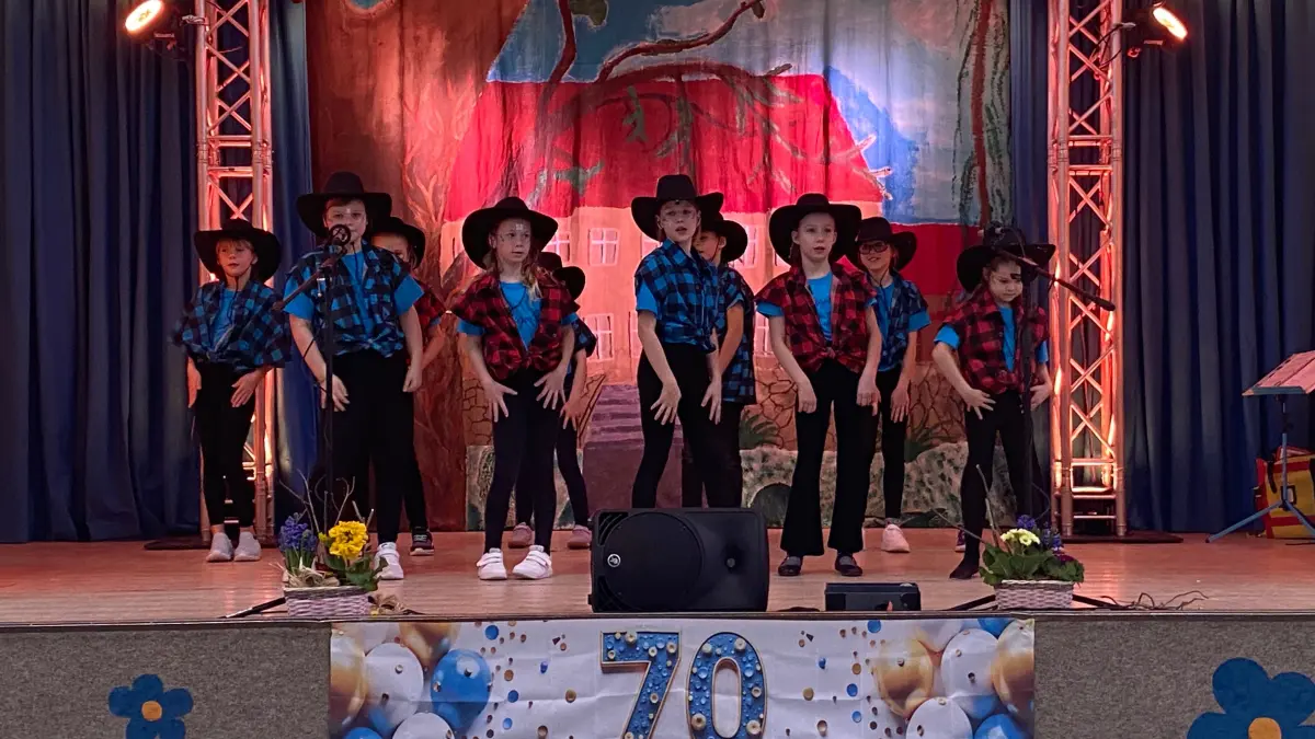70 Jahre Ziltendorfer Schule: Anlässlich des Umzuges vor 70 Jahren präsentieren hier Grundschüler ihr Können auf der Bühne in der Schulaula.