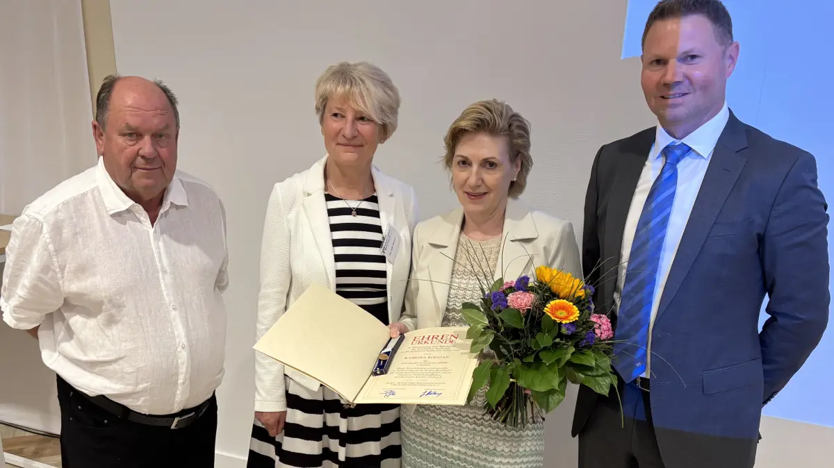 Der scheidende Vorstand wurde bei der Generalversammlung für das Geschäftsjahr 2025 entlastet: Ramona Roggan (2.v..r) geht in den Ruhestand, Andrè Schmitz (r.) verlässt die Bank aus persönlichen Gründen, hier bei der Verabschiedung mit Ronald Lehmann (Aufsichtsrat) und Hella Lehmann vom Prüfverband.