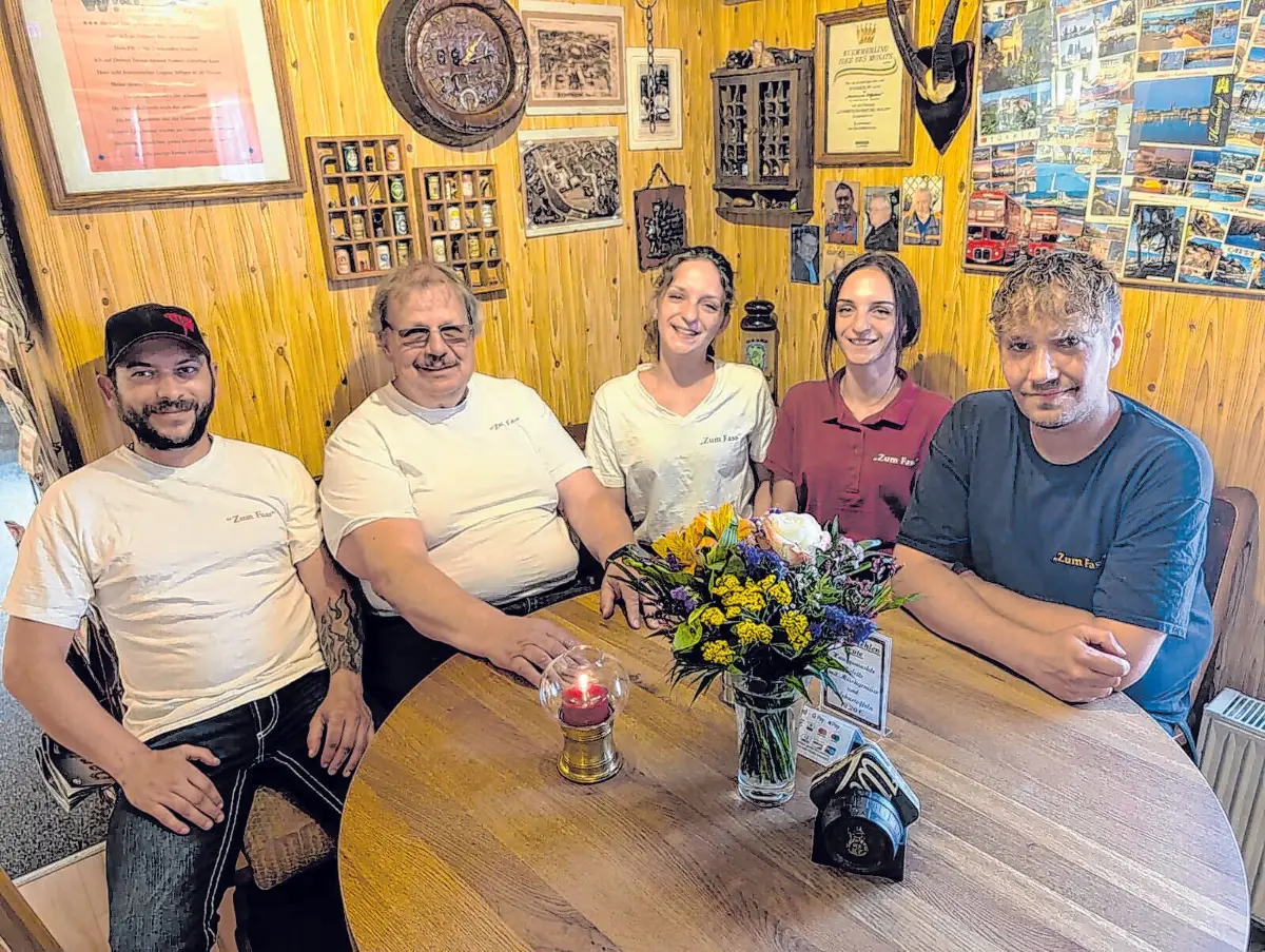 Seit vielen Jahren ziehen sie an einem Strang: Norbert Tribbensee (2. v. l.) und sein Team sorgen im „Zum Faß“ für Gastfreundschaft, guten Service und kulinarischen Genuss.