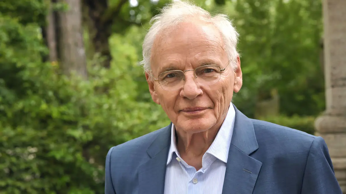 Ausgezeichnet: Götz Aly ist Politikwissenschaftler, Historiker und Publizist aus Berlin. Warum er im Oktober 2026 mit dem Hans-Keilson-Preis der Stadt Bad Freienwalde ausgezeichnet wird.