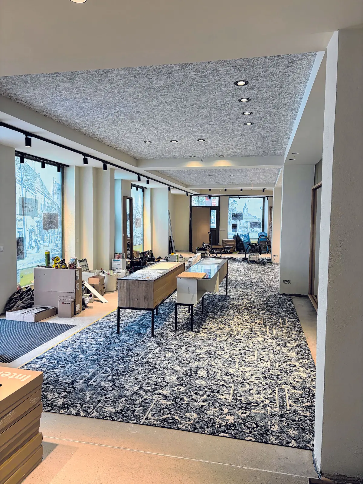 Erster Blick in den neuen Laden: Noch haben Vitrinen und Tische keinen endgültigen Platz gefunden, denn es wird bis zum Eröffnungstag am neuen attraktiven Domizil gewerkelt.