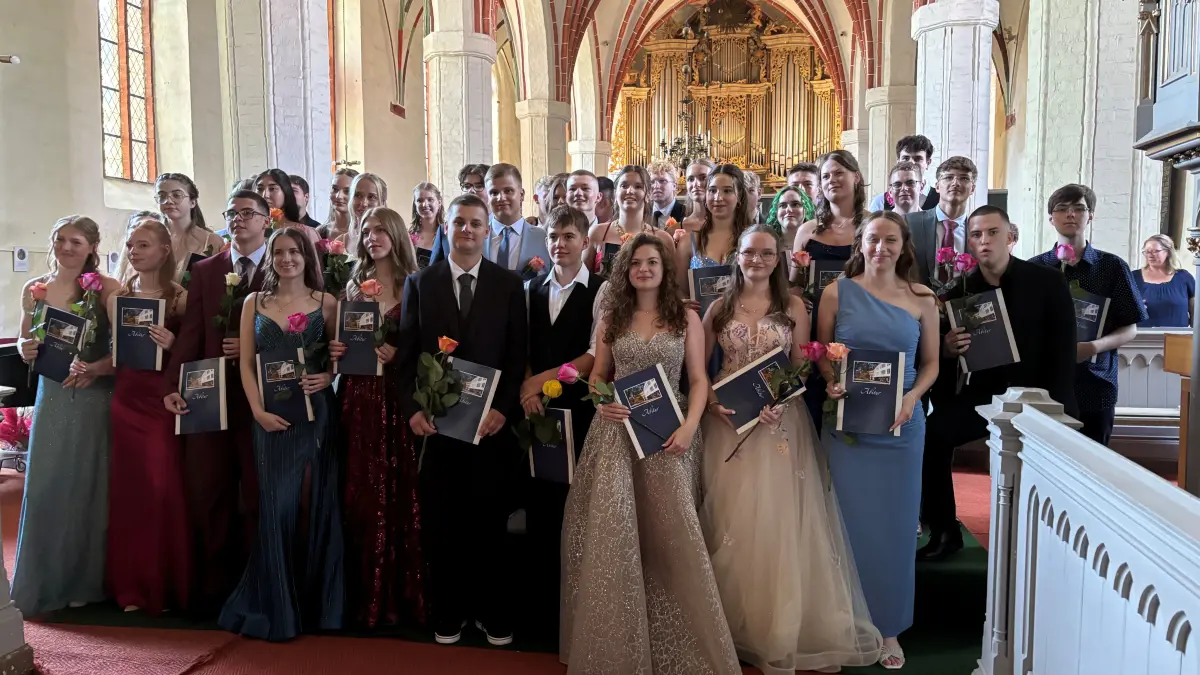 Die junge Elite aus Angermünde: Die Abiturienten vom Einstein-Gymnasium Angermünde haben ihre Zeugnisse erhalten. Erstmals war die Marienkirche der Ort für eine besondere Zeremonie.