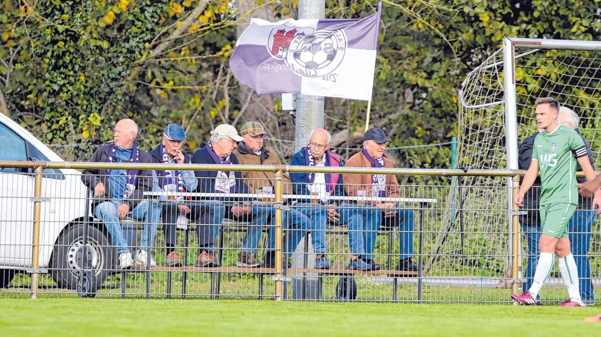 Einfach nur charmant: Diese treuen Fans begleiten den SVA bei den Spielen.