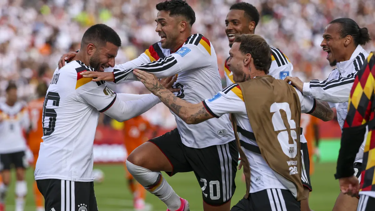Fußball, Männer, WM 2026, Deutschland - Elfenbeinküste, Vorrunde, Gruppe E, Spieltag 2, Toronto-Stadion, Deniz Undav (l-r, Deutschland), Nadiem Amiri (Deutschland), Felix Nmecha (Deutschland), David Raum (Deutschland) und Leroy Sané (Deutschland) jubeln nach Undavs Treffer zum 2:1. ACHTUNG: Gemäß den Auflagen der FIFA dürfen die Bilder ausschließlich zur redaktionellen Verwendung genutzt werden. Eine kommerzielle Nutzung ist ausgeschlossen. Zudem dürfen keine videoähnlichen Sequenzen erstellt werden, und es dürfen keine Veränderungen weder im Vordergrund noch im Hintergrund am Bild vorgenommen werden. (zu dpa: «Das bringt der WM-Tag: DFB-Team trifft auf Ecuador») +++ dpa-Bildfunk +++