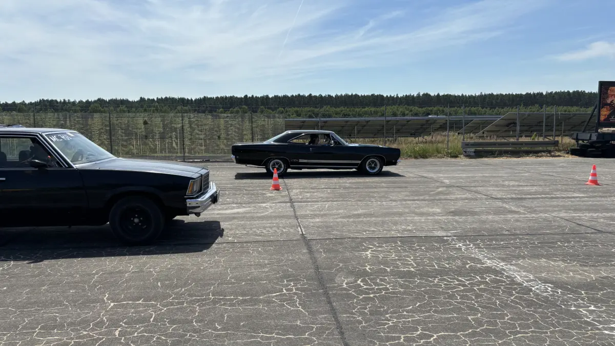 Rennen der Oldtimer: Beim Roadrunner's Race 61 in Finowfurt treten alte amerikanische Straßenschlitten, Kastenwagen aus den 30er Jahren, alte Pickups und viele andere Fahrzeuge gegeneinander auf der Achtelmeile an.