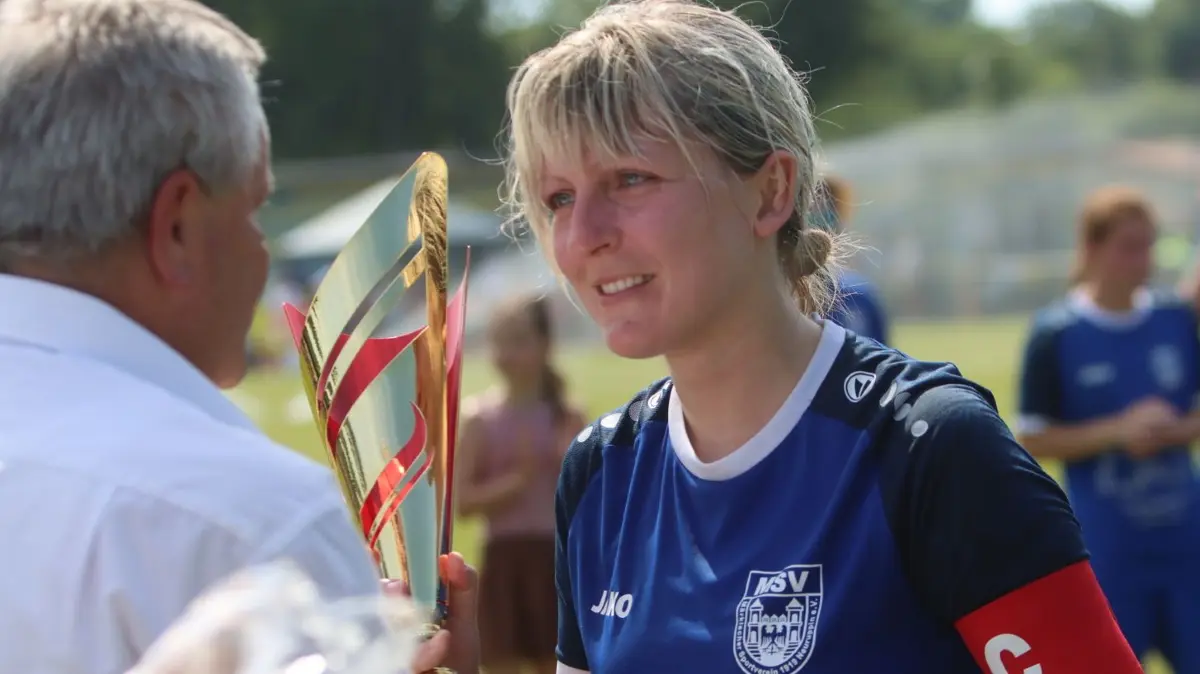 Fußball Kreispokal Finale in Borgsdorf, Frauen: MSV Neuruppin (in Blau) gegen SG Mildenberg, Herren Finowfurt gegen Marwitz