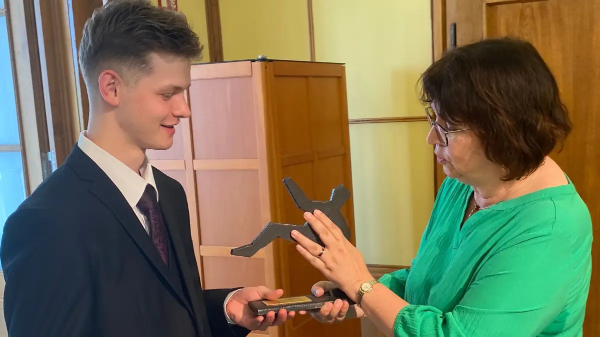 Wird von Schulleiterin Ute Tupy mit dem Pokal als Jahrgangsbester ausgezeichnet: Felix Teichert von der Gesamtschule 3 Eisenhüttenstadt