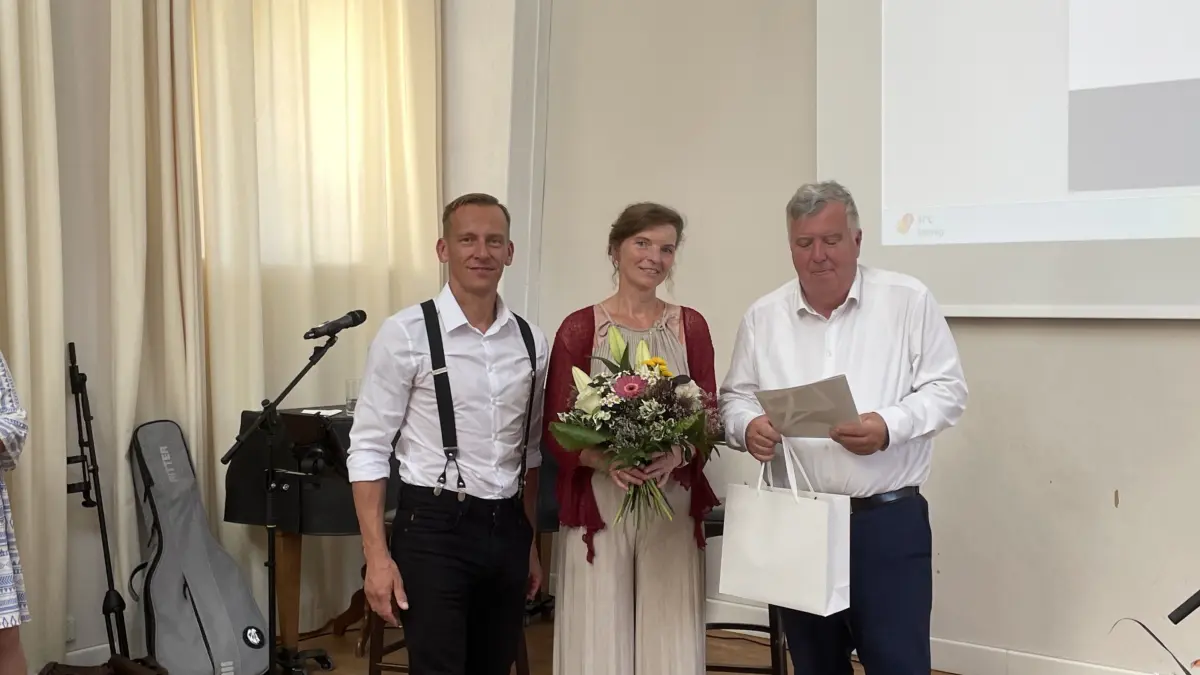 Ehrung für Musikleherien Sandra Yvonne Hoffmann Die Musikpädagogin ist die Leiterin der privaten Musikschule VivaMusica. Deren Unterrichts- und Einzugsgebiet liegt vorwiegend im Berliner Raum (Biesdorf, Kaulsdorf, Mahlsdorf, Marzahn und Lichtenberg). Unter ihrer Leitung werden dort unter anderem die "VivaMusiKids" ausgebildet.