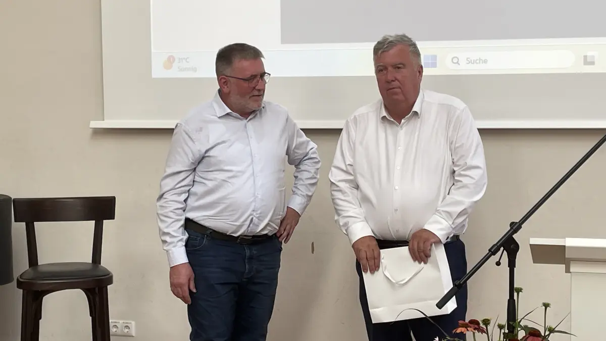 Ehrung für Dierk Rieckers: Am 10. Juni 2026 wurde Dirk Rieckers (l.), der seit 33 Jahren im Vorstand der Sparkasse Märkisch-Oderland sitzt, in den Ruhestand verabschiedet. Bereits am 11. Juni 1990 kam er nach Strausberg. Viele Vertreter aus Wirtschaft, Verwaltung und Politik kamen zu einem kleinen Empfang ins Schloss Neuhardenberg um diesem Ereignis beizuwohnen. Als neues Vorstandsmitglied wurde Marion Bloy berufen.