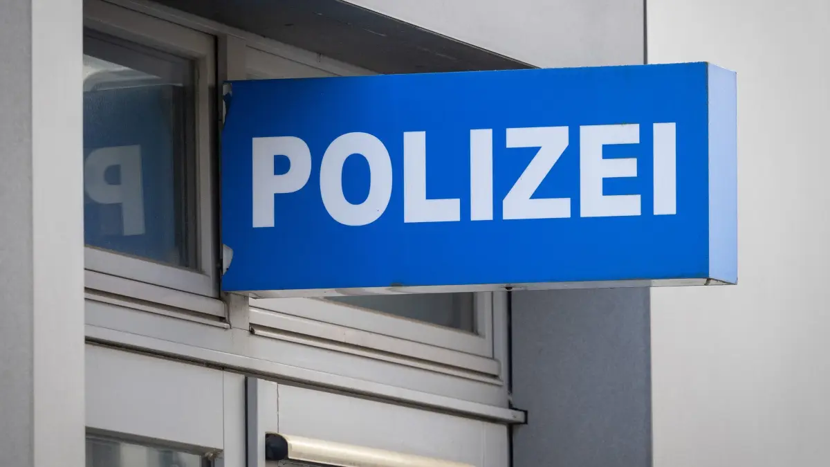Polizei Symbolbild: ARCHIV - 24.09.2024, Brandenburg, Eberswalde: Ein Schild «Polizei» hängt an der Fassade eines Hauses. (zu dpa: «Klamotten zu dreckig - Frau läuft nackt durch die Stadt») Foto: Soeren Stache/dpa +++ dpa-Bildfunk +++