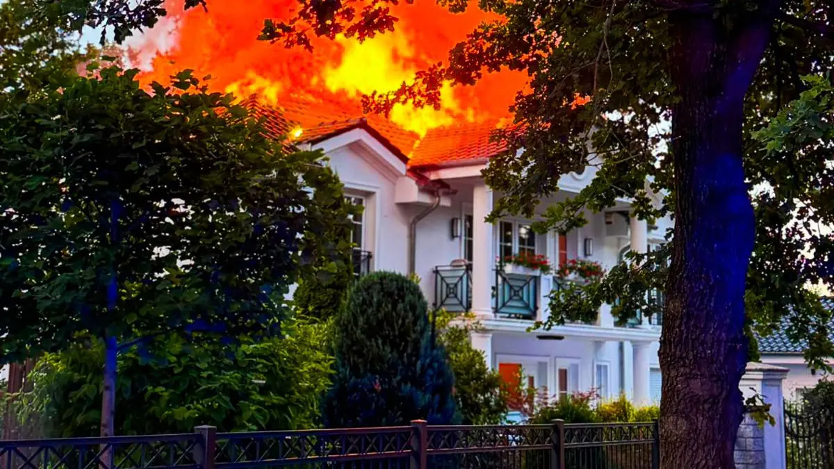 In Niederheide bei Hohen Neuendorf ist der Dachstuhl eines Hauses vollkommen ausgebrannt. Die Feuerwehr konnte beim Einsatz noch zwei Katzen aus dem brennenden Gebäude retten.