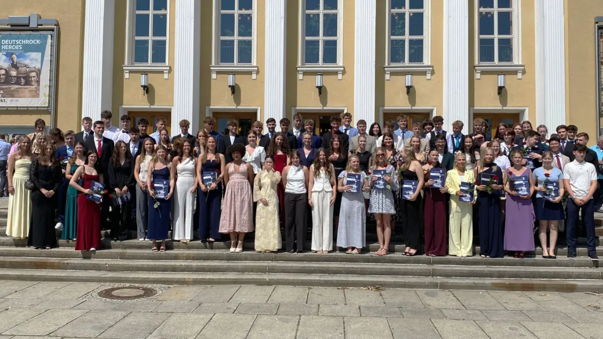Die 77 Abiturienten des Albert-Schweitzer-Gymnasiums 2026 vor dem Frtiedrich-Wilf-Theater: Mit einer Durchschnittsnote von 2,18 ist es ein guter Jahrgang, der auch mit außerschulischen Aktivitäten positiv auffiel.