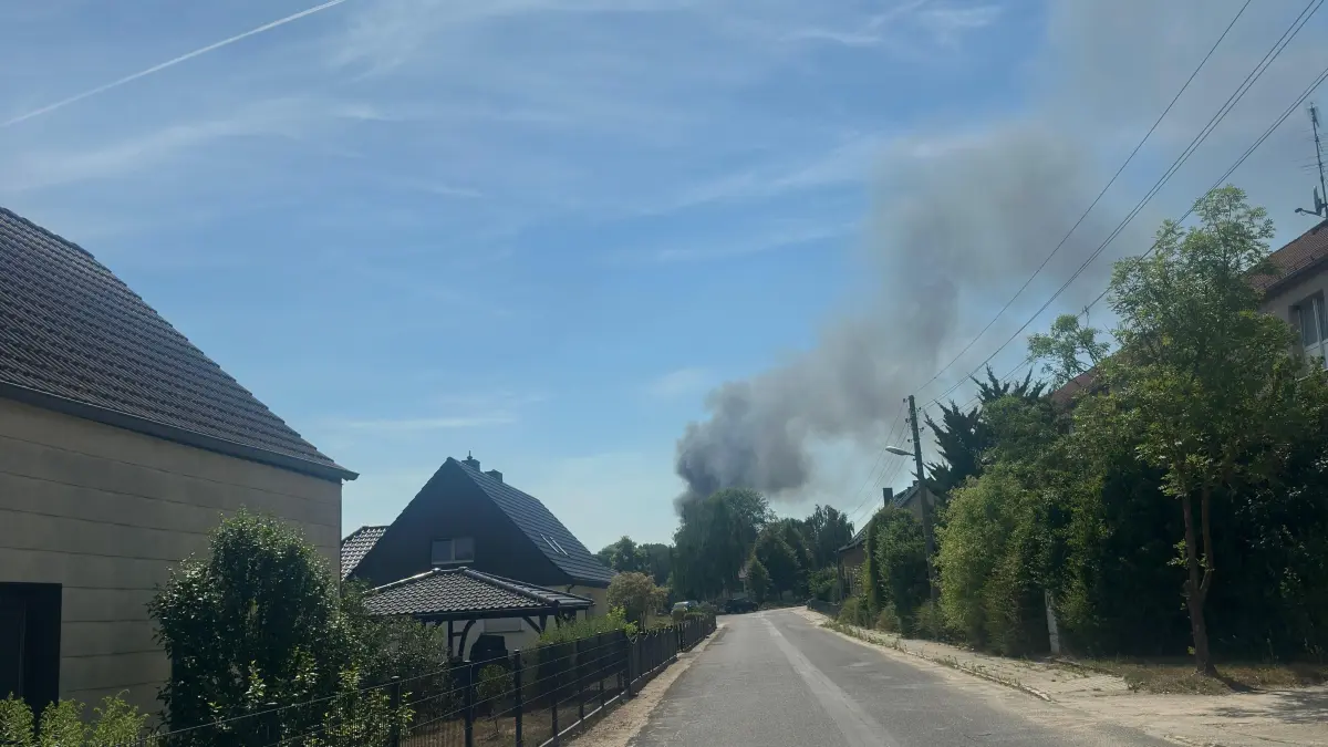 Feuer in Worin: Weithin hist am Sonnabend, 287. Juni 2027, die Rauchwolke zu sehen.
