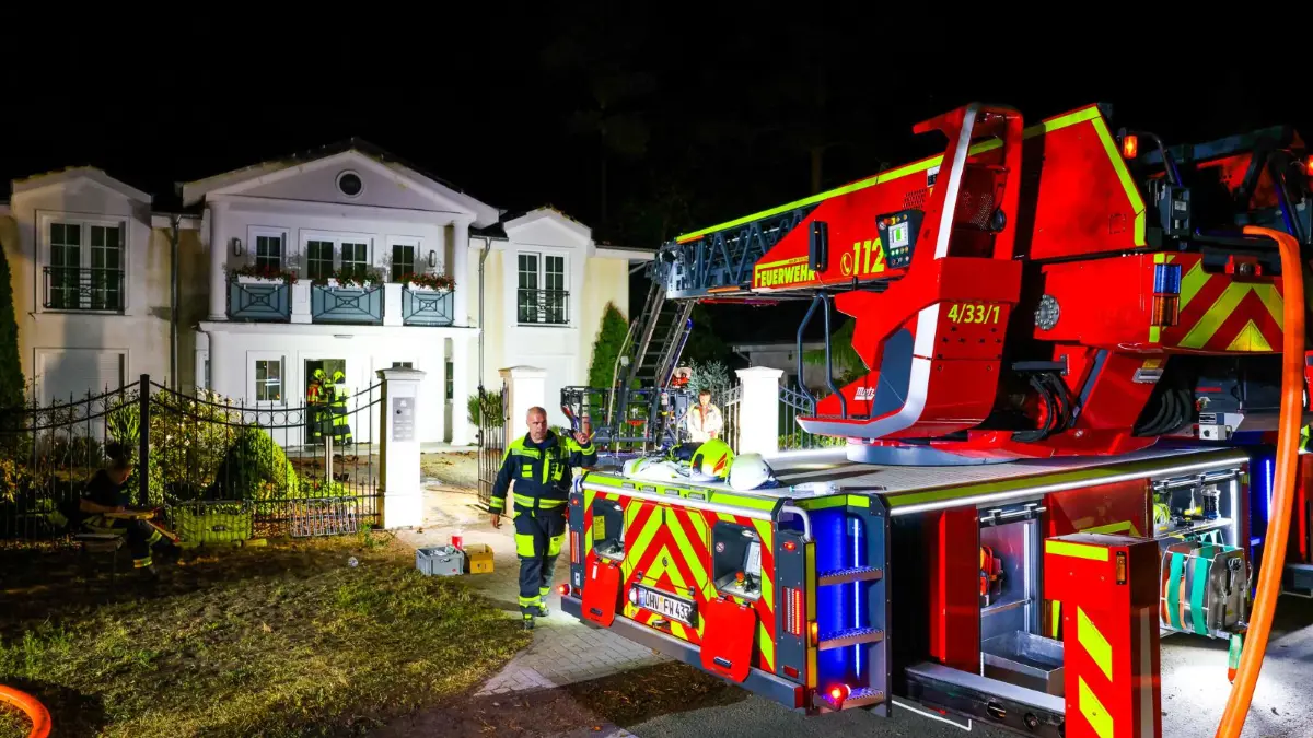 Die Feuerwehr musste mit einem Großaufgebot in Hohen Neuendorf beim Brand eines Hauses anrücken.