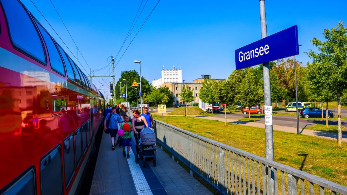 Der RE5 erreichte später den Bahnhof Gransee, wo Passagiere entweder auf andere Fahrzeuge umstiegen oder weiterfuhren.