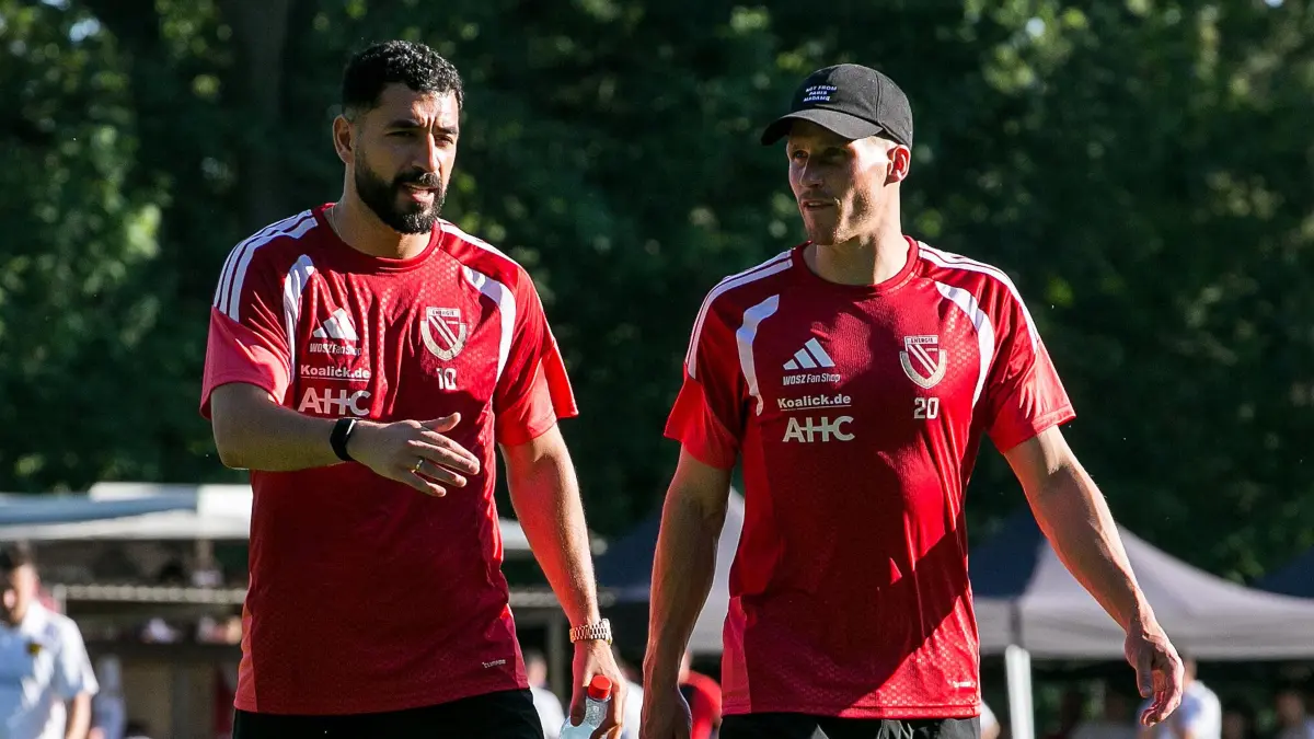 Testspiel - 2026/2027 - 1. SV Lok Calau gegen FC Energie Cottbus: Calau, Deutschland 26. Juni 2026:
Testspiel - 2026/2027 - 1. SV Lok Calau gegen FC Energie Cottbus
Im Bild: v.l. Tolcay Cigerci (Energie Cottbus) und Axel Borgmann (Energie Cottbus)