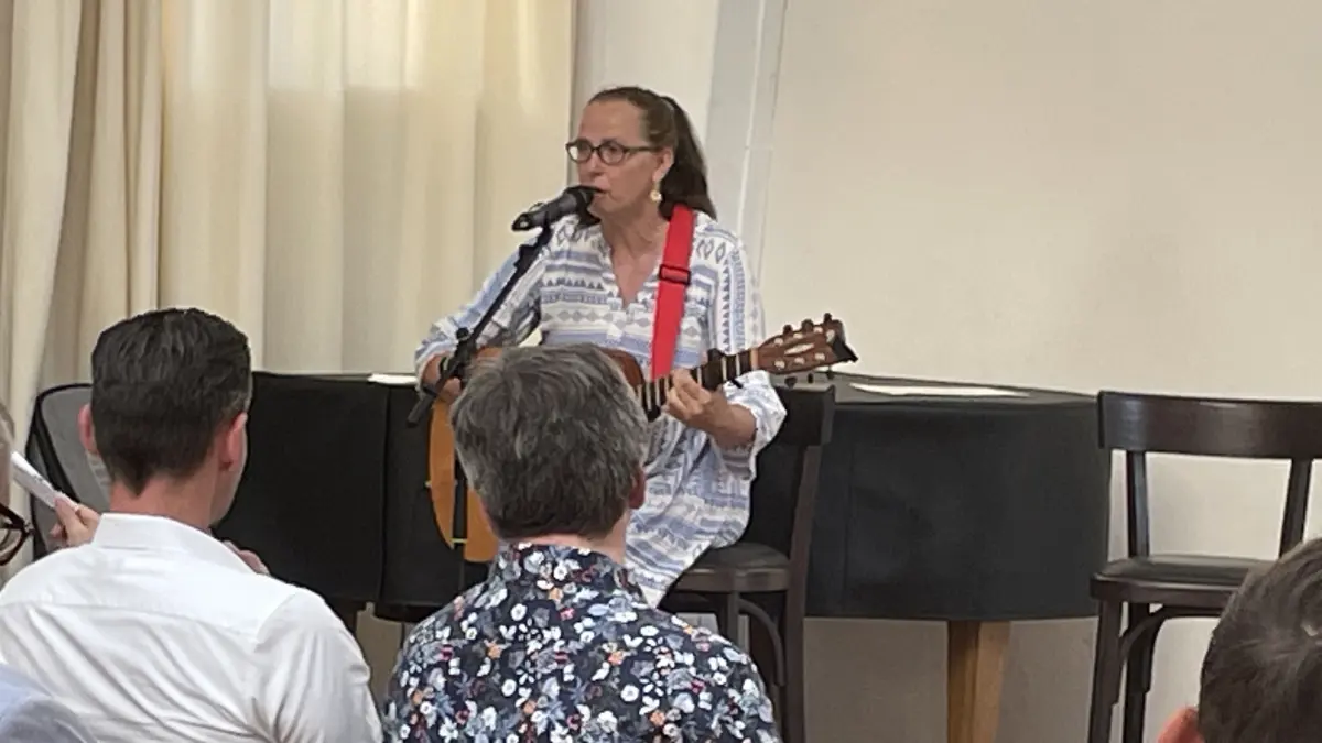 Begeisterte die Gäste des Jahresempfangs 2026 in Trebnitz: Die Letschiner Sängerin Heike Matzer interpretierte bekannte Songs auf ihre ganz besondere Art.