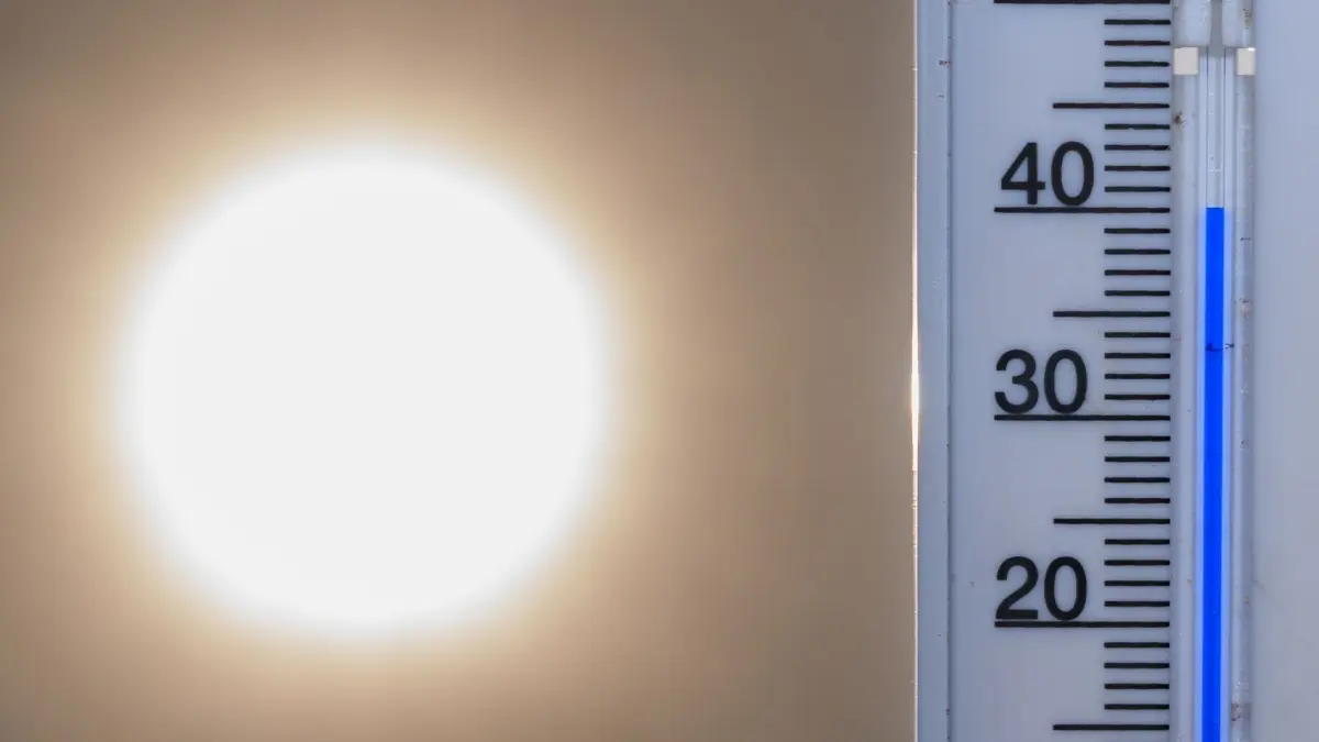 Hitze in Deutschland - Brandenburg: 27.06.2026, Brandenburg, Frankfurt (Oder): 40 Grad Celsius zeigt ein Thermometer vor der Mittagssonne über Brandenburg an. Angesichts der extremen Wärmebelastung warnt der Deutsche Wetterdienst (DWD) vor massiven Gesundheitsrisiken für Mensch und Tier. Foto: Patrick Pleul/dpa +++ dpa-Bildfunk +++