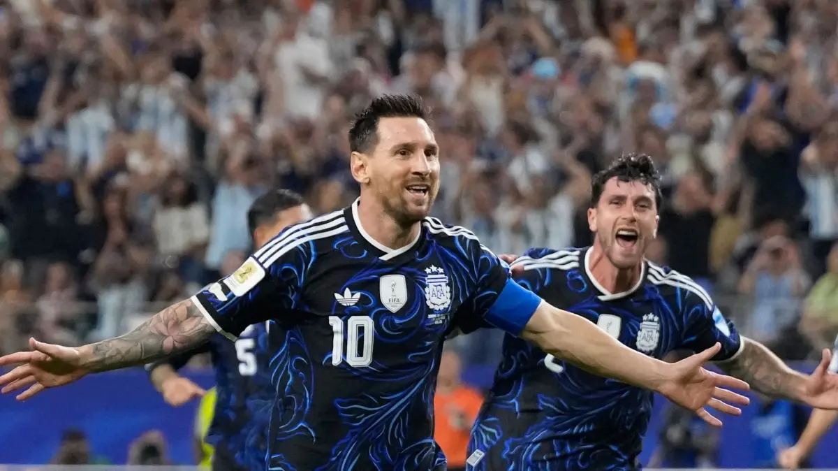 WM 2026 - Jordanien - Argentinien: 27.06.2026, USA, Arlington: Fußball, Männer: WM, Vorrunde, Gruppe J, 3. Spieltag, Jordanien - Argentinien. Der Argentinier Lionel Messi (10) jubelt nach dem dritten Tor seiner Mannschaft. Foto: Tony Gutierrez/AP/dpa +++ dpa-Bildfunk +++