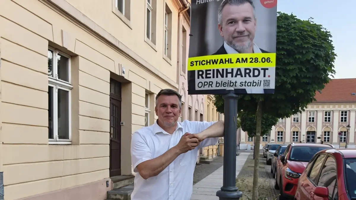 Ralf Reinhardt (SPD) ist im Amt als Landrat von OPR bei der Stichwahl bestätigt worden. In Neuruppin feierte er seinen Sieg gegen AfD-Kandidat Torsten Arndt.