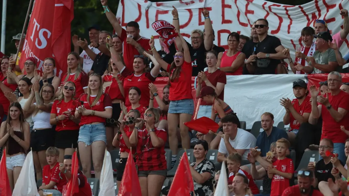 Fußball Kreispokal Finale TSV Wustrau gegen Eiche 05 Weisen am 26. Juni 2026 Endstand 3:2 vor 1100 Zuschauern, Wustrauer Fans