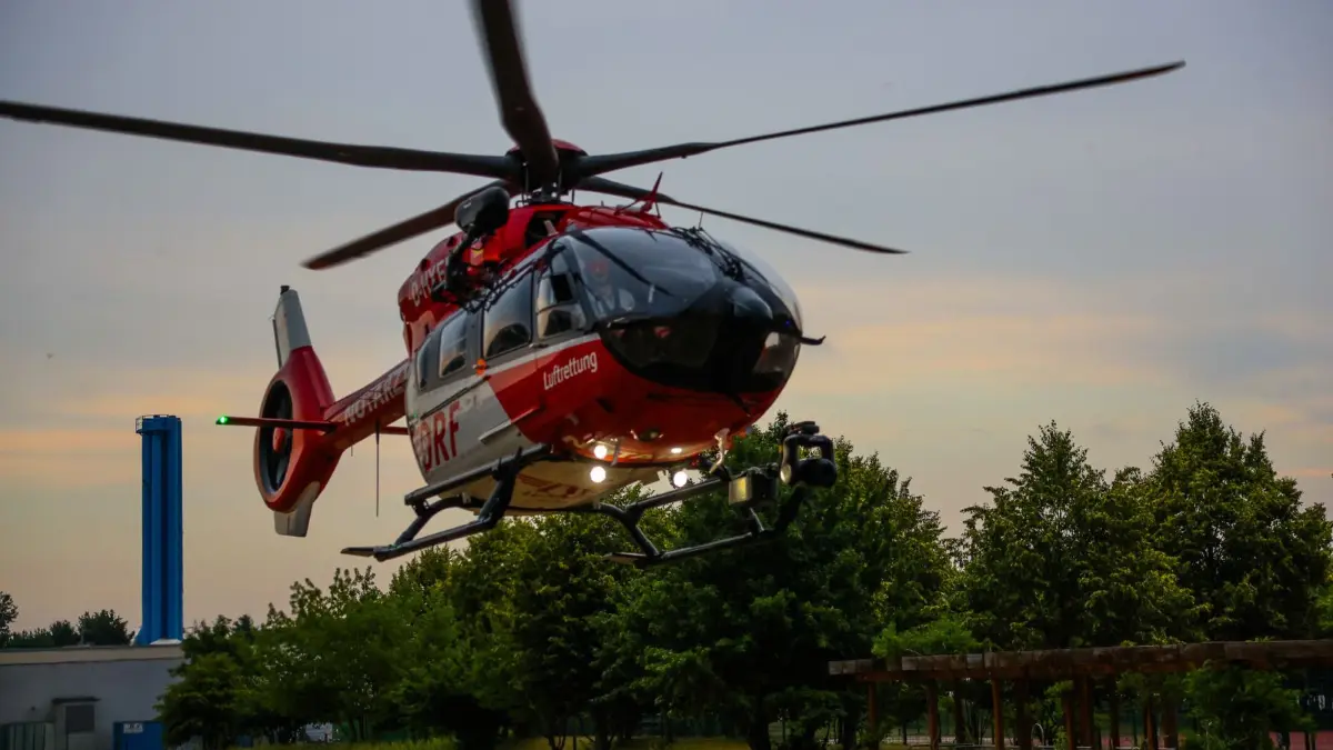 Ein 9-jähriger Junge ist in Velten von einem Pkw angefahren worden. Das Kind wurde verletzt und in ein Krankenhaus mit dem Rettungshubschrauber geflogen.