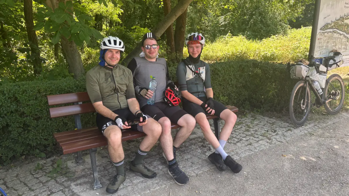 Daniel (v.r.), Paul und Gustav machen eine Pause auf dem Ziegenwerder in Frankfurt (Oder).