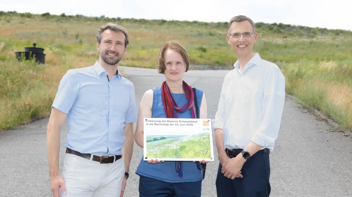 Panketals Bürgermeister Maximilian Wonke (SPD), BSR-Projektleiterin Claudia Sonderhoff und BSR-Vorstand Christoph Vielhaber vor dem begrünten Müllberg von Schwanebeck. Unter der Grasdecke lagern elf Millionen Kubikmeter Abfall – und der Hügel muss noch über Jahrzehnte kontrolliert werden.