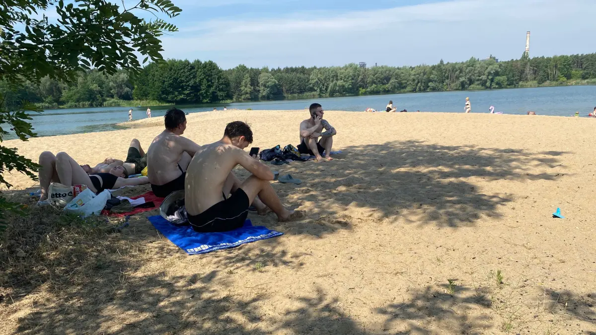 Haben ein schattiges Plätzen an der Kiesgrube im Schwarzen Luch gefunden: eine Gruppe junger Männer und Frauen. Sie erholten sich dort jeweils für einige Stunden am Sonnabend und Sonntag.