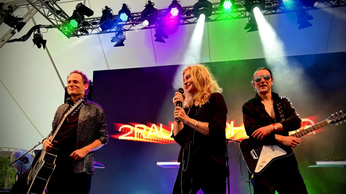 36 Grad - und es wird noch heißer! Einen passenderen Song für den Konzertabend auf dem Schloss Neuhardenberg könnte es nicht geben. Das war auf dem Konzert von 2Raumwohnung noch geboten.