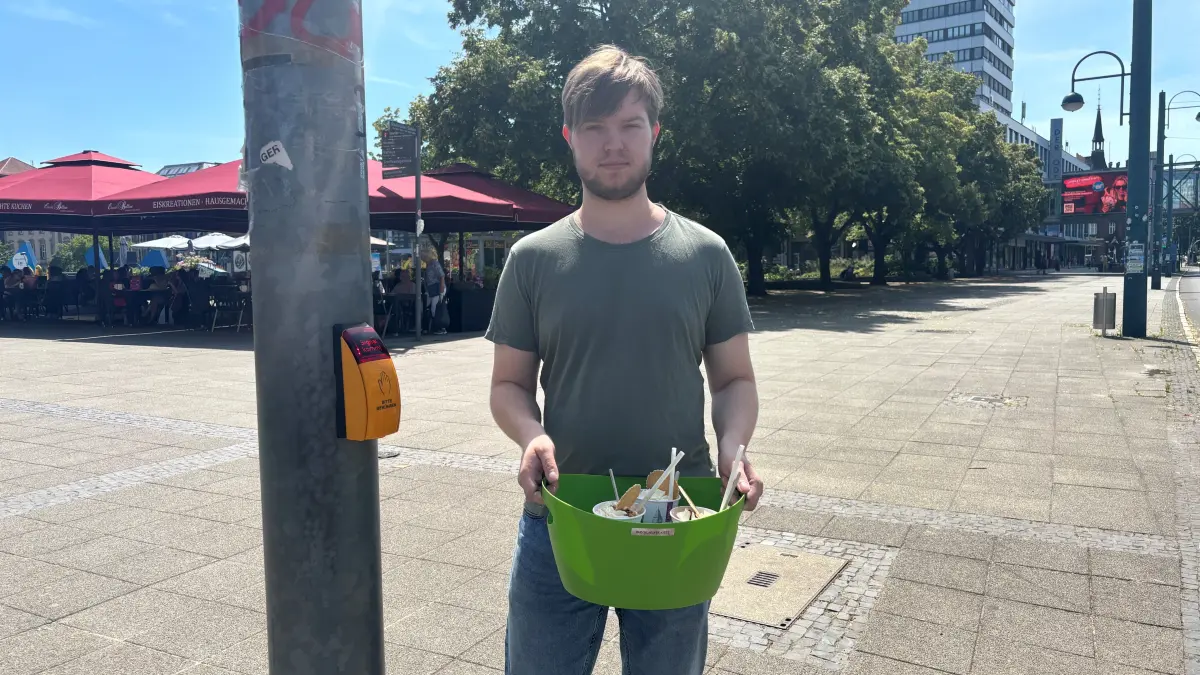 Die Hitze zeigt sich an diesem Wochenende in Frankfurt (Oder) von ihrer besten Seite. Lasse Koza schleppt Eis für seine Kollegen. Was wie verbringen die Anwohnenden die warme Zeit?