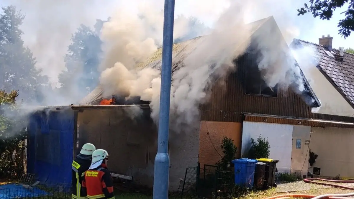Gebäudebrand in Worin bei Seelow: 96 Einsatzkräfte aus der Region haben am Sonnabend, 27. Juni, den Brand gelöscht.