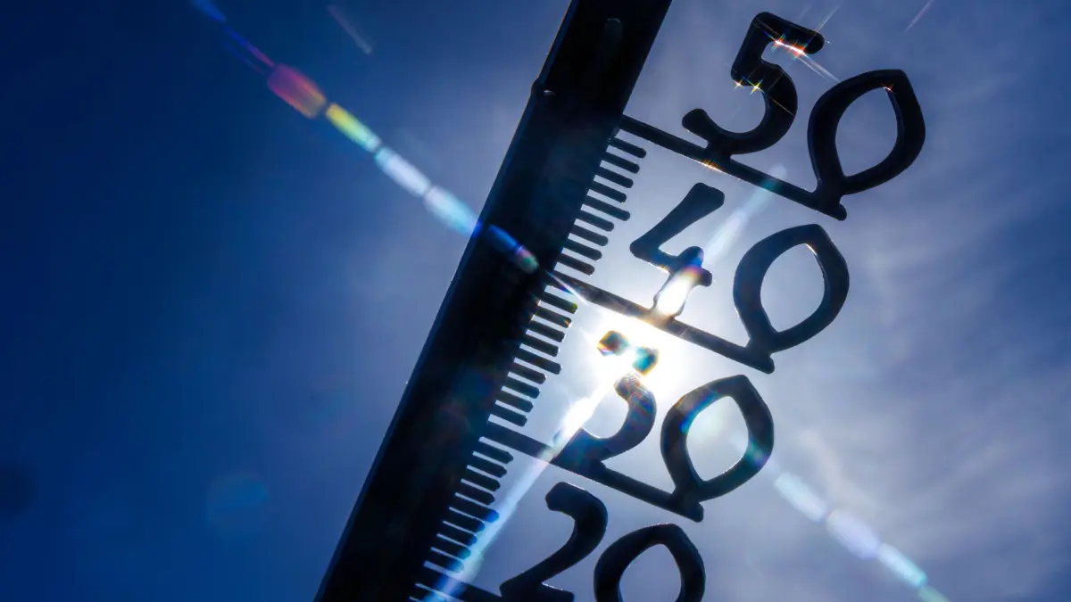 Hitze: ARCHIV - 24.06.2026, Mecklenburg-Vorpommern, Schwerin: Vor einem wolkenlosen blauen Himmel zeigt ein Außenthermometer bereits am Vormittag fast 30 Grad Lufttemperatur an.
An vielen Orten in Deutschland ging es auf 40 Grad Celsius und mehr. (zu dpa: «Deutschland glüht: 41,5 Grad und Hitzerekorde gebrochen») Foto: Jens Büttner/dpa +++ dpa-Bildfunk +++