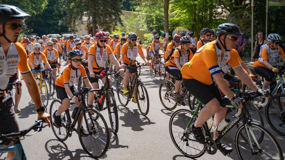 Da lachen sie noch: Teilnehmerinnen und Teilnehmer der Tigerradtour beim Start der kürzeren Strecke. Wie wirkt sich stundenlanges Radfahren in sengender Hitze aus?