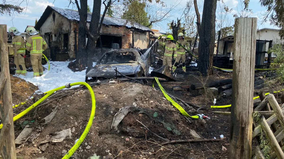 Richtete einigen Schaden an: ein Brand am Sonntag (28. Juni 2026) in der Bungalow-Siedlung im Siehdichumer Ortsteil Schernsdorf.