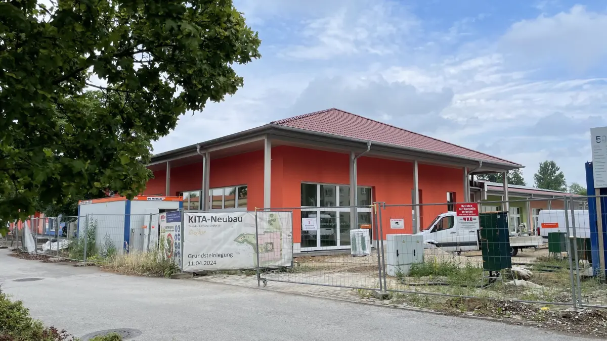Noch stehen die Bauzäune, noch ist der Bereich der neuen Kindereinrichtung im Fontaneviertel Beeskows den Bauleuten und der Baubetreuung vorbehalten. Zusammen mit der Stadt Beeskow bietet moz.de eine exklusive Besichtigung vor der Eröffnung für die 10 Interessenten, die sich zuerst dafür anmelden.