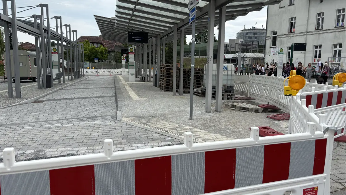 Still ruht der See: An den Bushaltestellen am Bahnhofsvorplatz Bernau wird derzeit nicht gearbeitet. Wann es weitergeht, dazu will man sich in der Stadtverwaltung nicht festlegen. Für Pendler ist die Situation ärgerlich.
