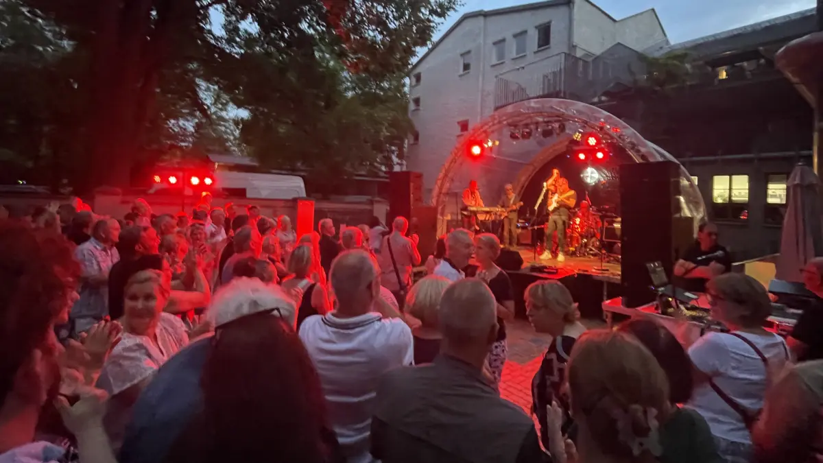 Höfenacht in Königs Wusterhausen: Wie schon im vergangenen Jahr lockt der Hof der Wassermühle auch 2026 mit Livemusik und kulinarischen Spezialitäten. 25 Location gibt es in diesem Jahr.