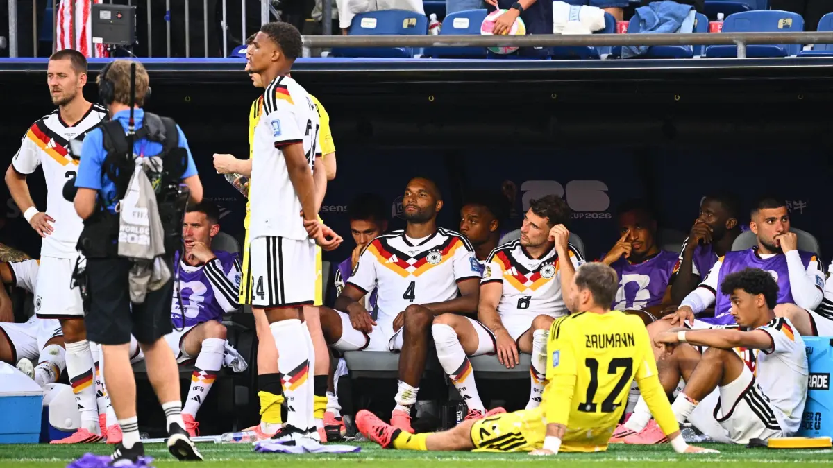 WM 2026 - Deutschland - Paraguay: 29.06.2026, USA, Foxborough: Fußball, Männer, WM 2026, Nationalmannschaft, Deutschland - Paraguay, Sechzehntelfinale im Boston -Stadion, Deutschlands Spieler sitzen nach dem Spiel auf der Trainerbank. Deutschland verliert im Elfmeterschießen. ACHTUNG: Gemäß den Auflagen der FIFA dürfen die Bilder ausschließlich zur redaktionellen Verwendung genutzt werden. Eine kommerzielle Nutzung ist ausgeschlossen. Zudem dürfen keine videoähnlichen Sequenzen erstellt werden, und es dürfen keine Veränderungen weder im Vordergrund noch im Hintergrund am Bild vorgenommen werden. Foto: Tom Weller/dpa +++ dpa-Bildfunk +++