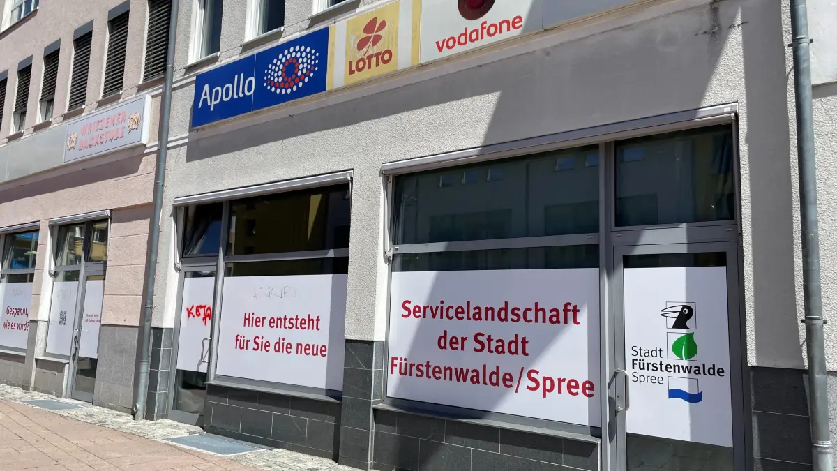 Im Rathauscenter von Fürstenwalde soll das neue Bürgerbüro entstehen. Bis jetzt wird es lediglich durch Anzeigetafeln angekündigt.
